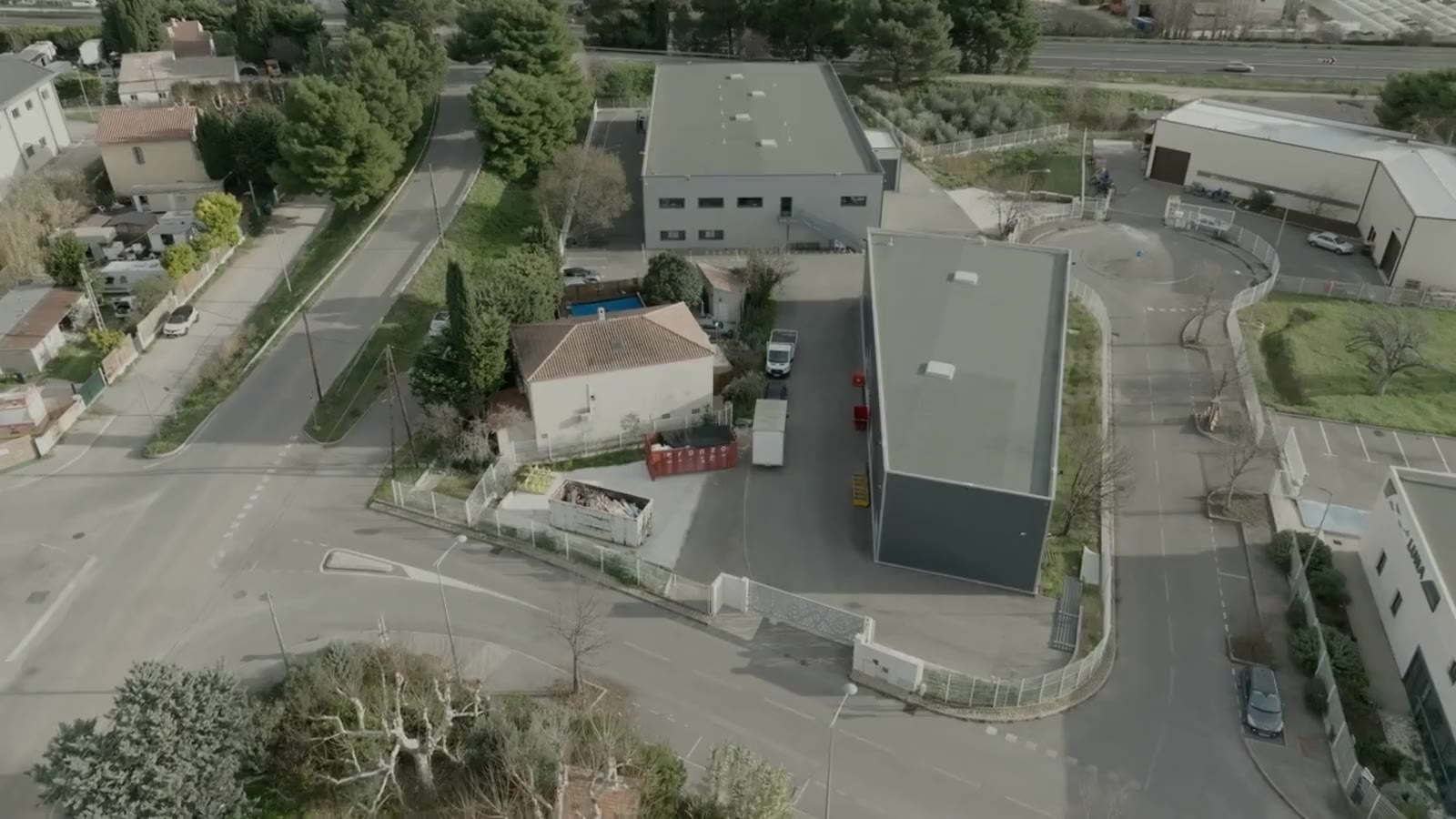 L’atelier Jenko à Aubagne vu du ciel&nbsp;: le bâtiment, la cour et les rues voisines